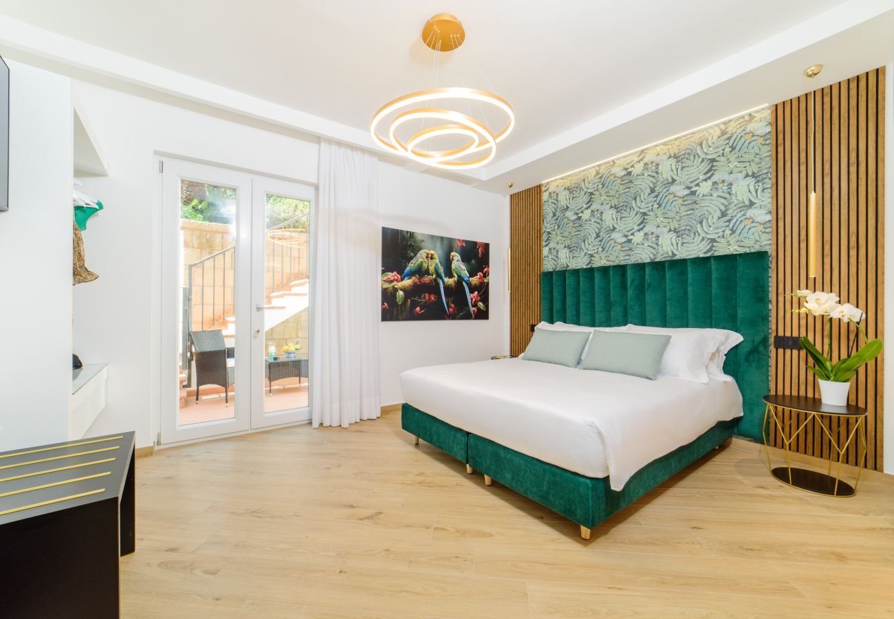 Rent by room in Piano di Sorrento - Nicholhouse-Green Parrot