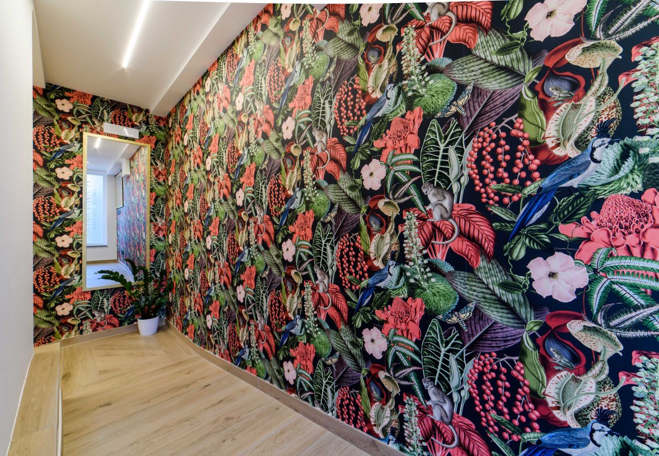 Rent by room in Piano di Sorrento - Nicholhouse-Pink Flamingo