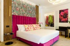 Rent by room in Piano di Sorrento - Nicholhouse-Pink Flamingo